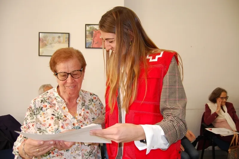 Voluntariado joven actividades de memoria con personas mayores.
