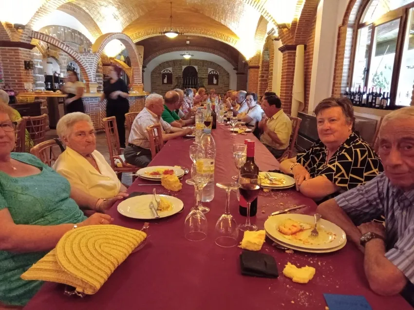 Fiesta de los mayores de Cerralbo con una comida en el Apartadero Dos de Lumbrales
