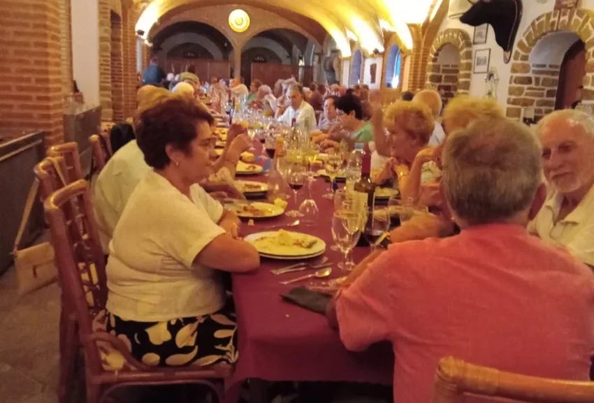 Fiesta de los mayores de Cerralbo con una comida en el Apartadero Dos de Lumbrales