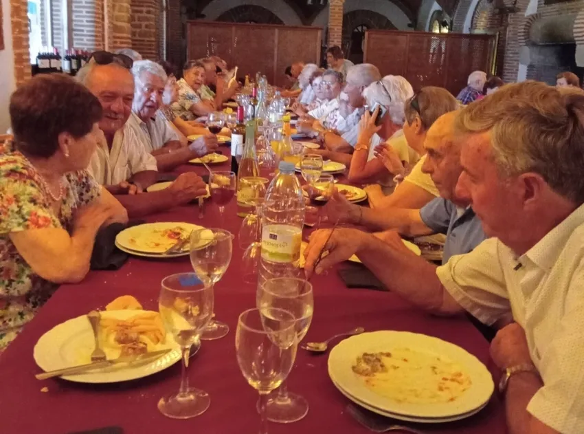 Fiesta de los mayores de Cerralbo con una comida en el Apartadero Dos de Lumbrales