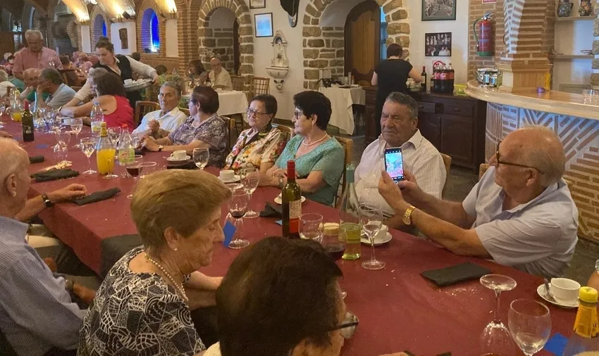 Fiesta de los mayores de Cerralbo con una comida en el Apartadero Dos de Lumbrales