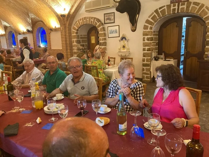 Fiesta de los mayores de Cerralbo con una comida en el Apartadero Dos de Lumbrales