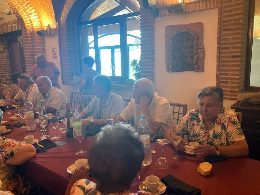 Fiesta de los mayores de Cerralbo con una comida en el Apartadero Dos de Lumbrales