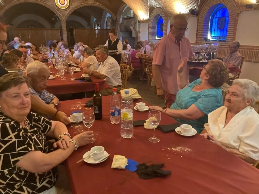 Fiesta de los mayores de Cerralbo con una comida en el Apartadero Dos de Lumbrales