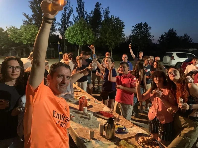 Vecinos de Alberguería de Campo, pedanía de Herguijuela del Campo, celebrando sus fiestas patronales en honor a Santa Columba.