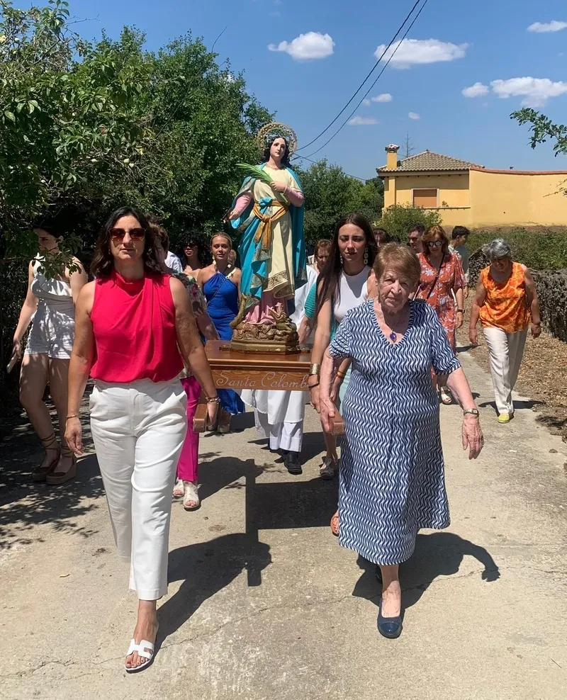 Vecinos de Alberguería de Campo, pedanía de Herguijuela del Campo, celebrando sus fiestas patronales en honor a Santa Columba.