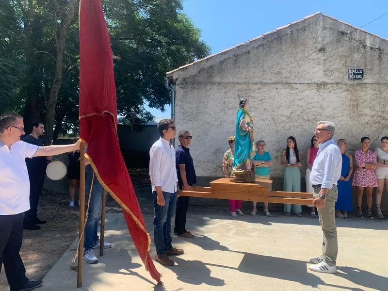 Vecinos de Alberguería de Campo, pedanía de Herguijuela del Campo, celebrando sus fiestas patronales en honor a Santa Columba.