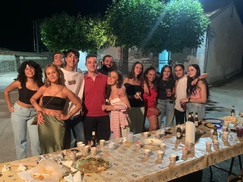 Vecinos de Alberguería de Campo, pedanía de Herguijuela del Campo, celebrando sus fiestas patronales en honor a Santa Columba.