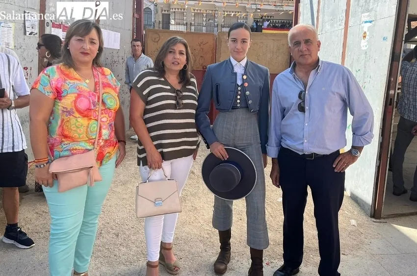 De iz. a der., la concejala Silvia Amaro; la alcaldesa, Dory Ginés; la novillera Raquel Martín y el diputado de Deportes, Jesús María Ortiz 