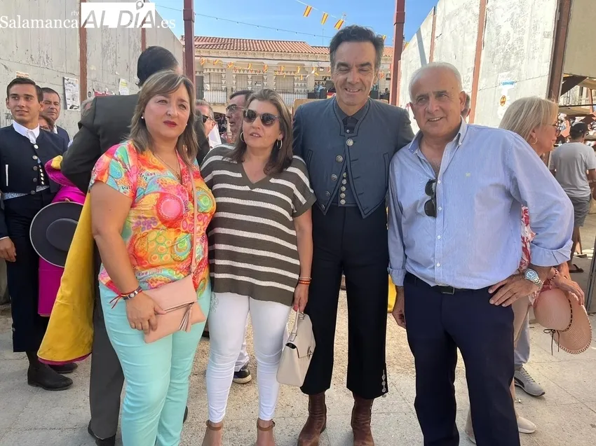 De iz. a der., la concejala Silvia Amaro; la alcaldesa, Dory Ginés; El Cid y el diputado de Deportes, Jesús María Ortiz 