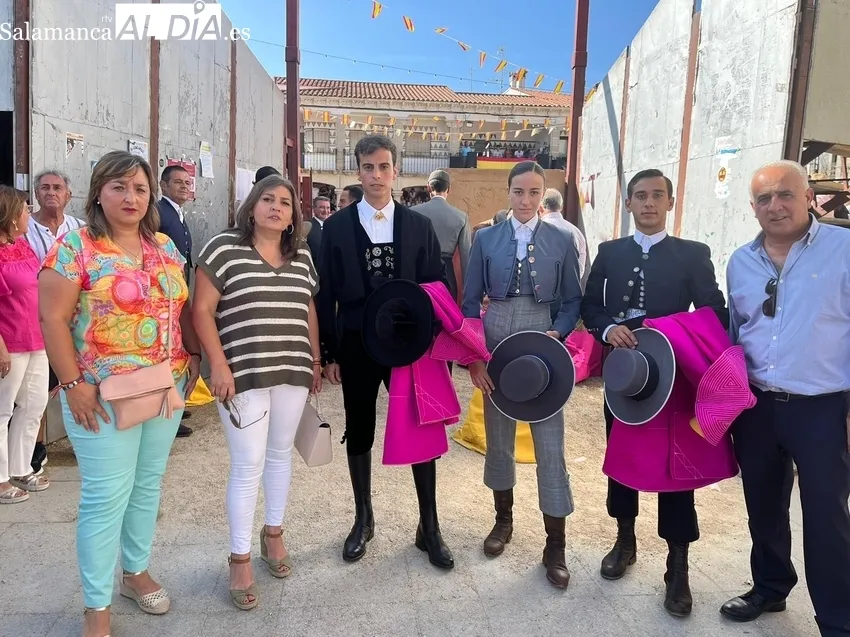 De iz. a der., la concejala Silvia Amaro; la alcaldesa, Dory Ginés; los espadas Alejandro Marcos, Raquel Martín, Ismael Martín, y el diputado de Deportes, Jesús María Ortiz 