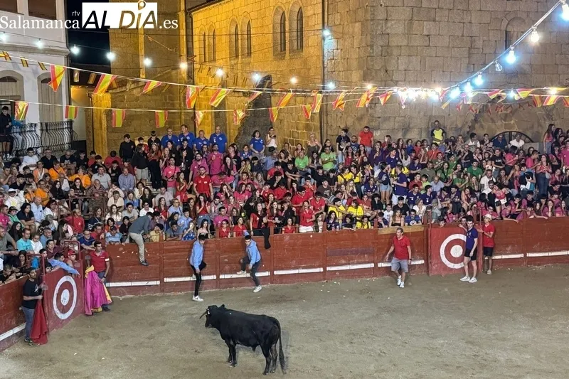 Gran ambiente en la capea nocturna de Villavieja de Yeltes 