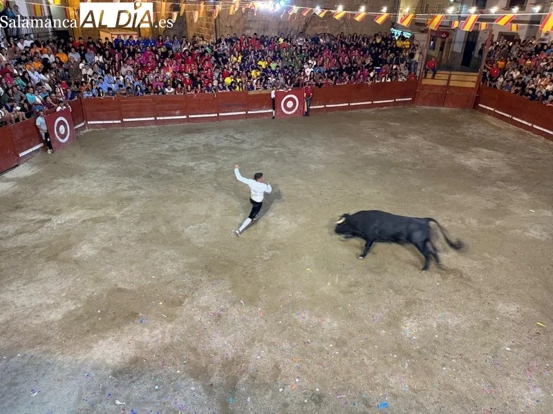 Gran ambiente en la capea nocturna de Villavieja de Yeltes 