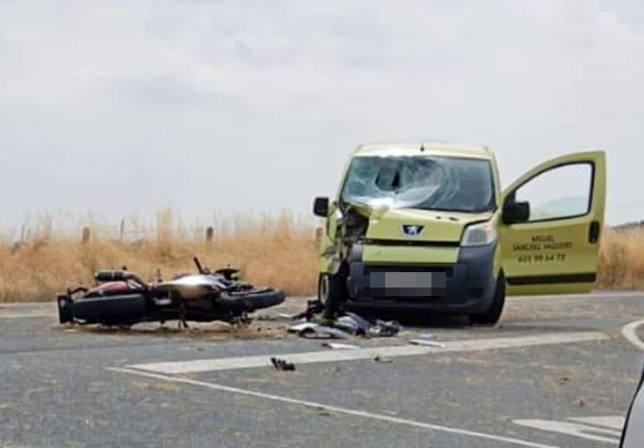 Herido un motorista tras colisionar con una furgoneta en Amaya de Alba