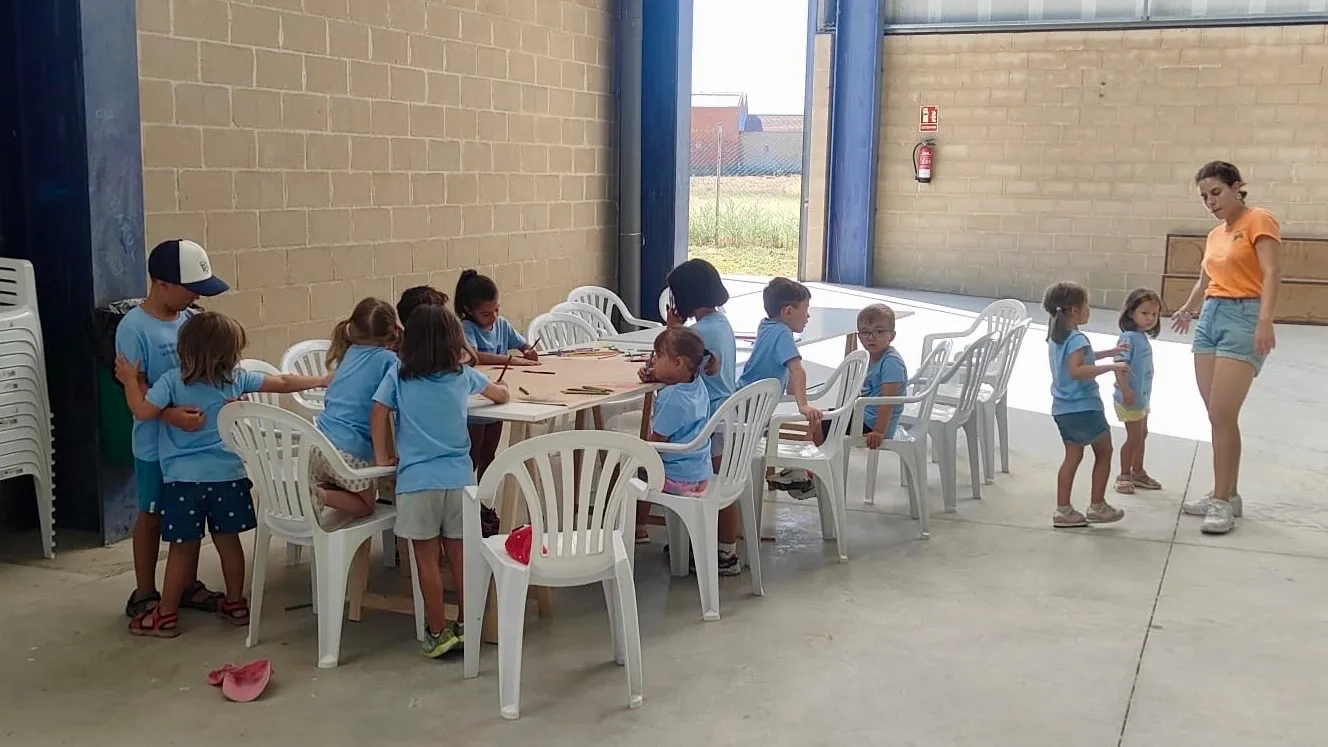 Foto 2 - Decenas de peque&ntilde;os participan en los divertidos Campamentos Urbanos del CID en Aldeaseca de la Frontera