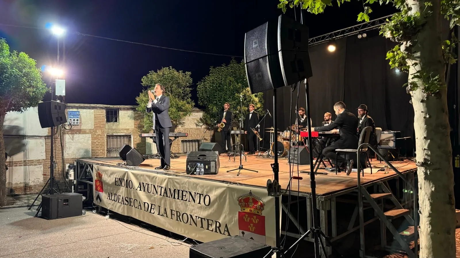 Foto 2 - Lleno total en Aldeaseca de la Frontera para vivir el esperado Tributo a Julio Iglesias