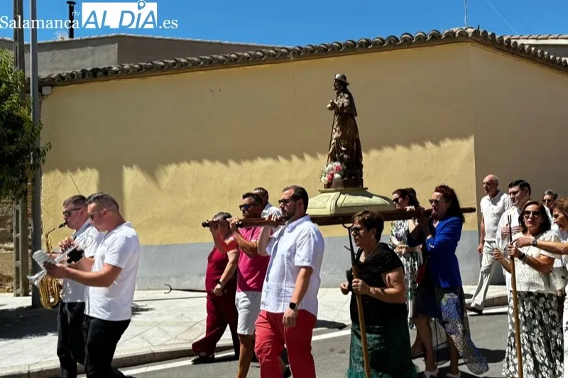 Foto 8 - Cantalpino arropa a San Roque de manera masiva en el d&iacute;a grande de sus fiestas patronales