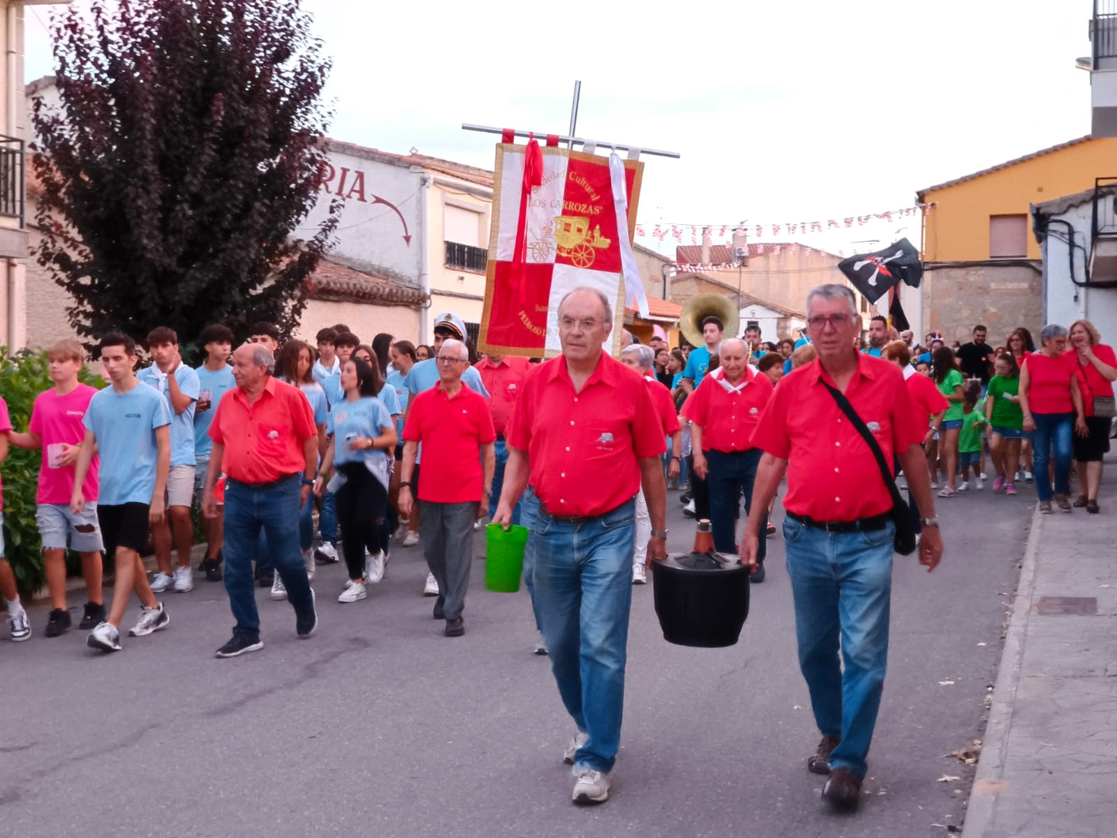 Las peñas envuelven de color y ambiente el Pedroso de la Armuña marcando el inicio de sus fiestas en honor a San Pedro Apóstol