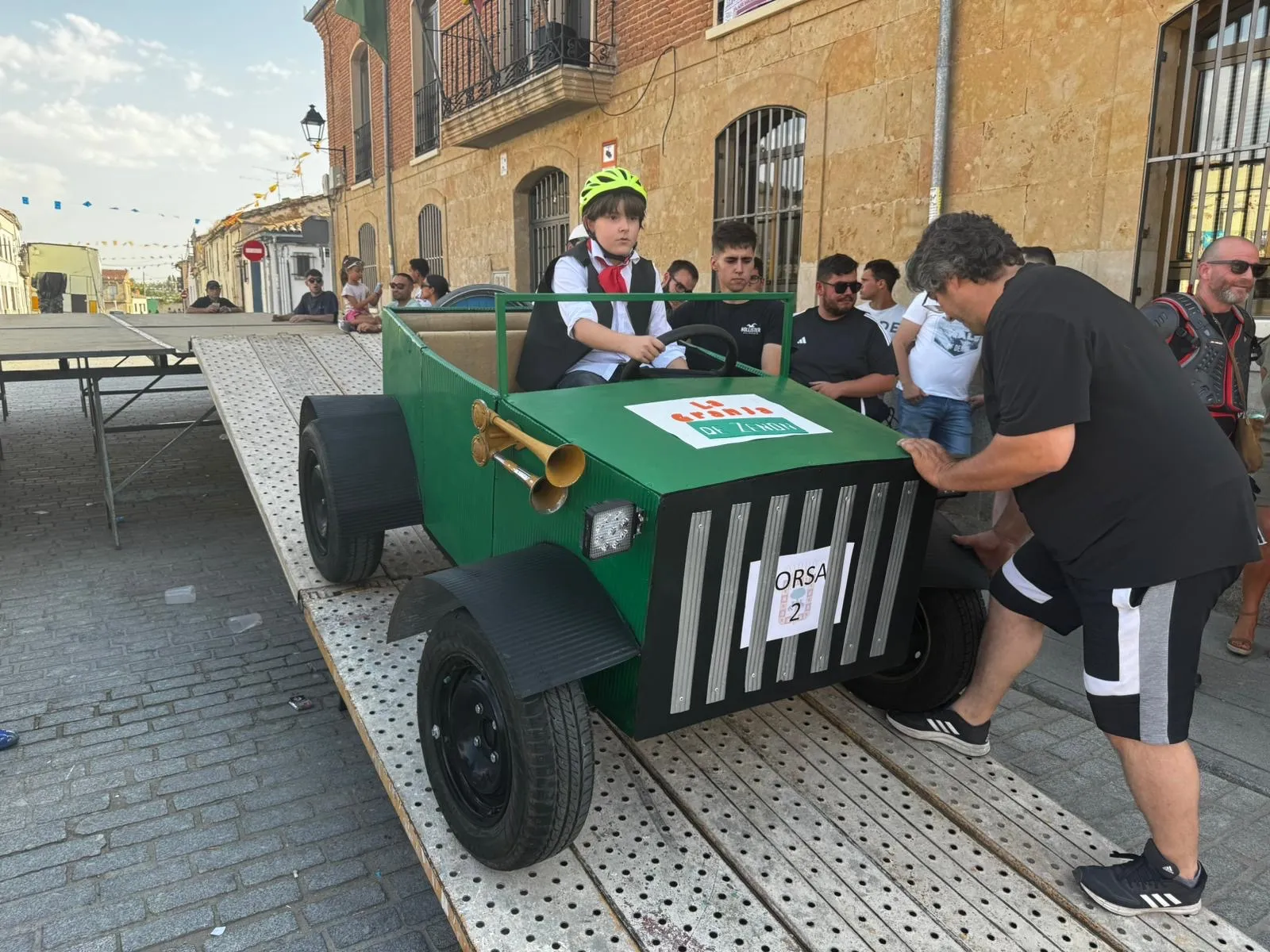 Foto 4 - Diversi&oacute;n y creatividad protagonizan el I Concurso de Autos Locos de Cantalpino