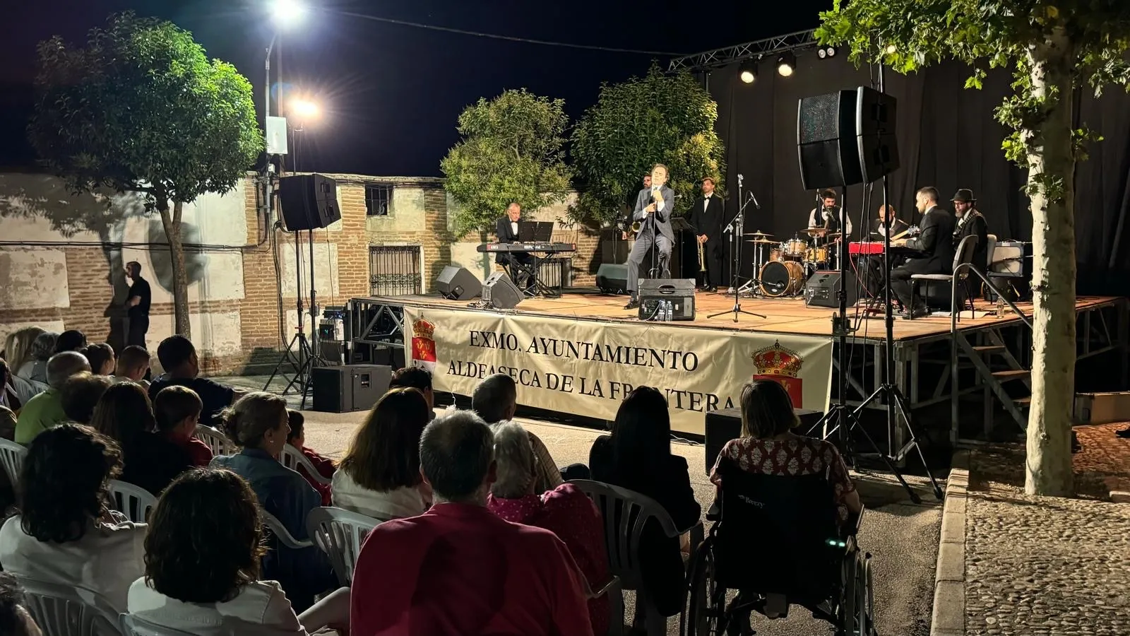 Foto 3 - Lleno total en Aldeaseca de la Frontera para vivir el esperado Tributo a Julio Iglesias