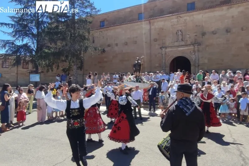 Foto 2 - Babilafuente se echa a las calles para honrar a San Roque con bailes y v&iacute;tores