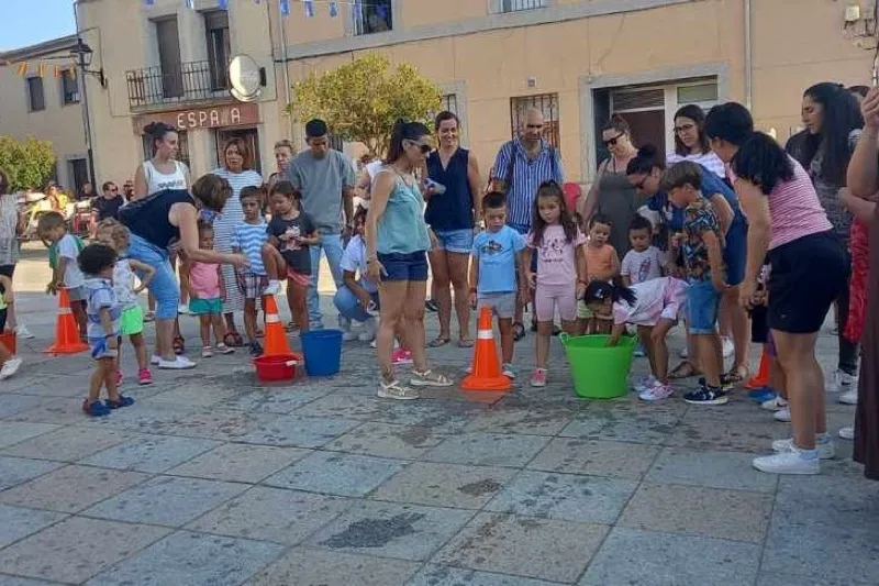 Foto 3 - Decenas de peque&ntilde;os participan en una animada gincana infantil en la previa de las fiestas patronales en Cantalpino