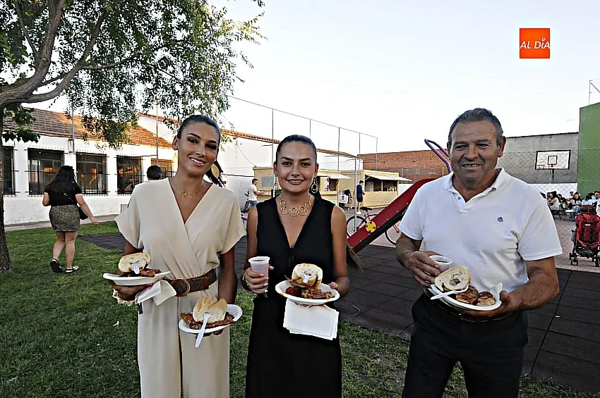 Comida popular en Tenebrón/ Fotos: Adrián M.Pastor