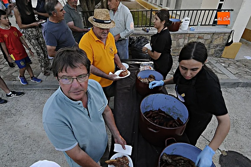 Comida popular en Tenebrón/ Fotos: Adrián M.Pastor