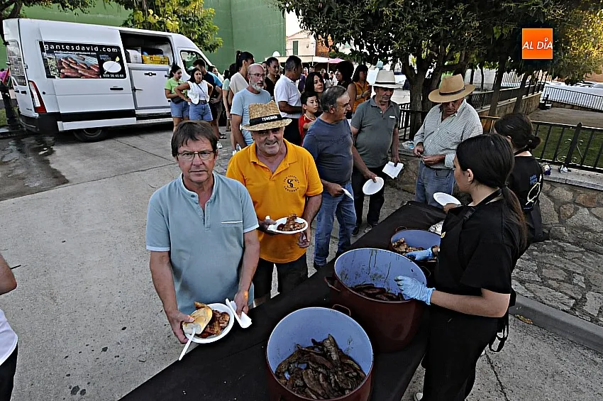 Comida popular en Tenebrón/ Fotos: Adrián M.Pastor
