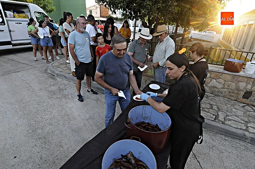 Comida popular en Tenebrón/ Fotos: Adrián M.Pastor