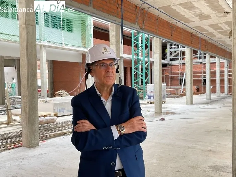 Visita a las obras de 48 viviendas para mayores en Capuchinos por parte del concejal de Fomento, Fernando Carabias. Foto de Miguel González