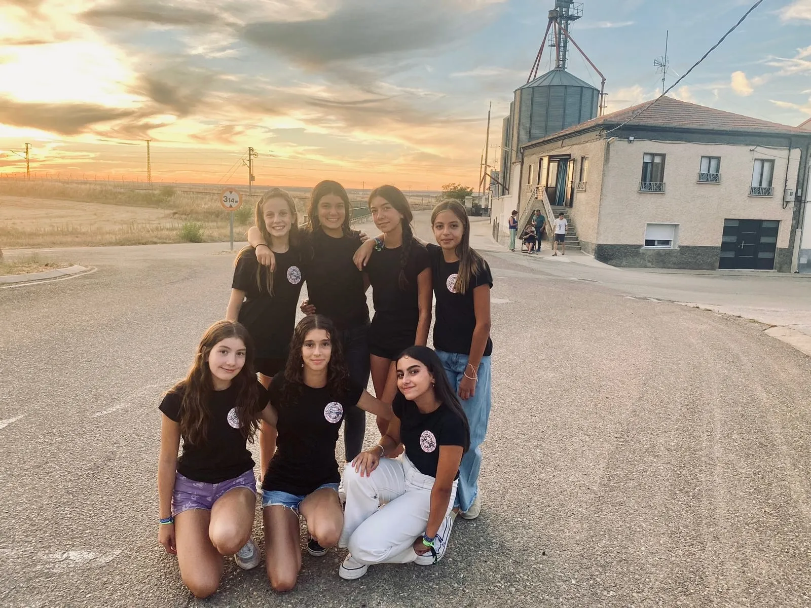 Foto 2 - Las pe&ntilde;as envuelven de color y ambiente el Pedroso de la Armu&ntilde;a marcando el inicio de sus fiestas en honor a San Pedro Ap&oacute;stol