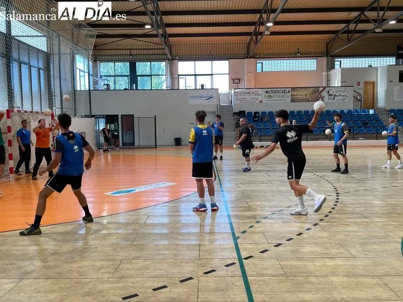 Primer entrenamiento de la pretemporada del BM Ciudad de Salamanca. Fotos: Miguel González