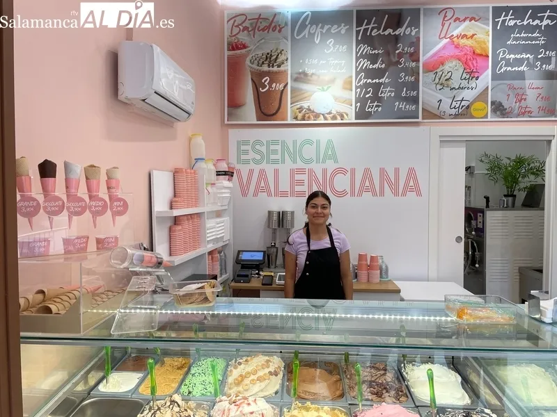 Dependientas de las heladerías 'Esencia Valenciana' en Salamanca. Fotos: Miguel González