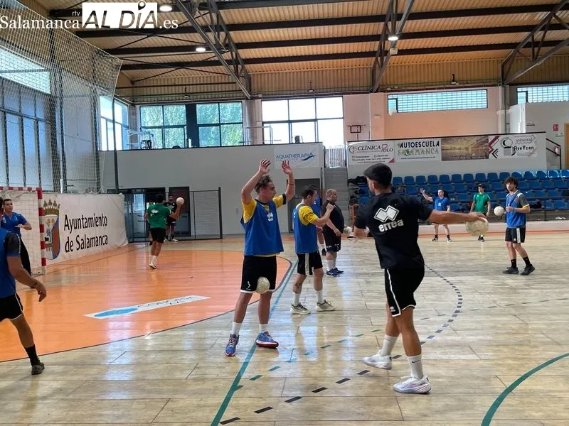 Primer entrenamiento de la pretemporada del BM Ciudad de Salamanca. Fotos: Miguel González