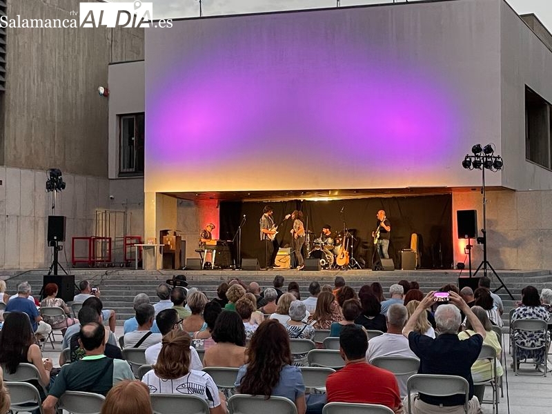 El concierto de Ibai García Blues Project anima la noche en la Torrente Ballester