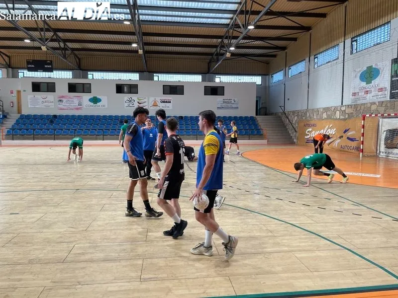 Primer entrenamiento de la pretemporada del BM Ciudad de Salamanca. Fotos: Miguel González