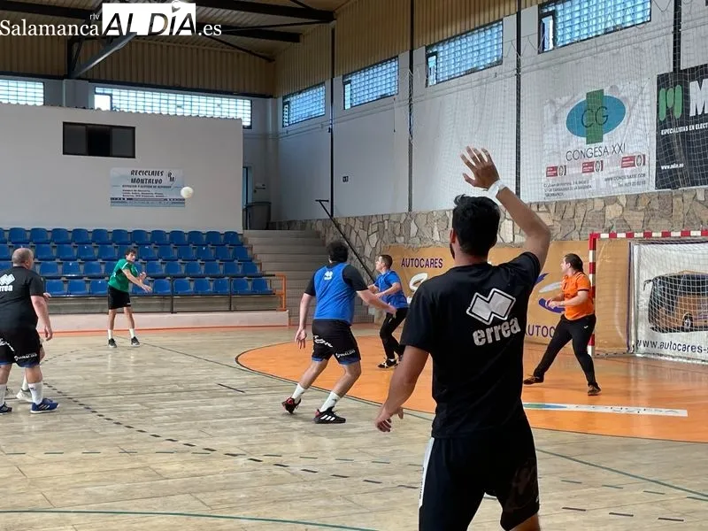 Primer entrenamiento de la pretemporada del BM Ciudad de Salamanca. Fotos: Miguel González