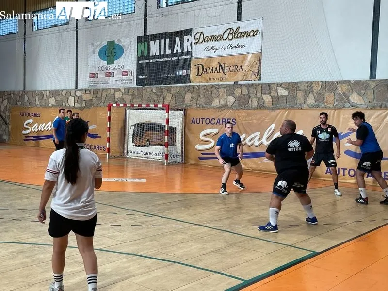 Primer entrenamiento de la pretemporada del BM Ciudad de Salamanca. Fotos: Miguel González