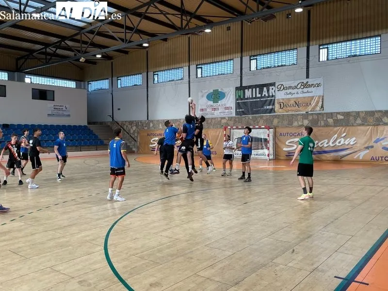 Primer entrenamiento de la pretemporada del BM Ciudad de Salamanca. Fotos: Miguel González