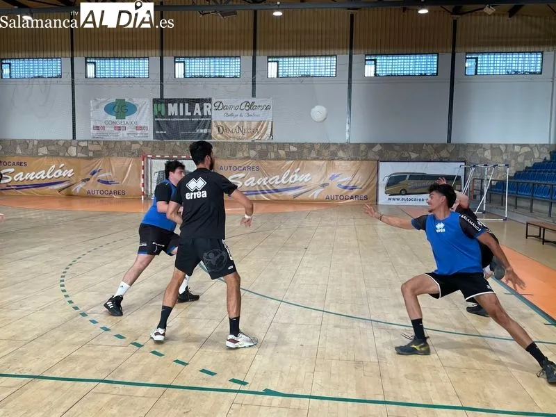 Primer entrenamiento de la pretemporada del BM Ciudad de Salamanca. Fotos: Miguel González