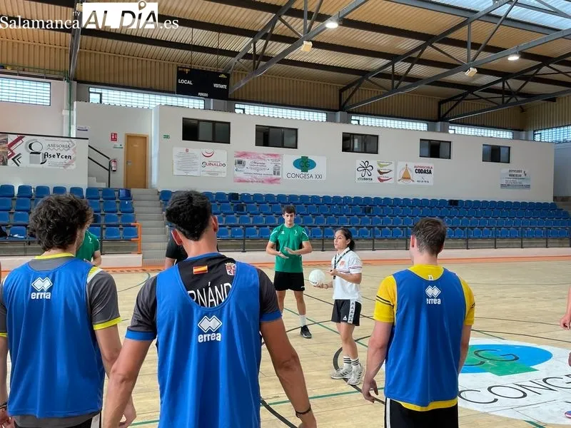 Primer entrenamiento de la pretemporada del BM Ciudad de Salamanca. Fotos: Miguel González