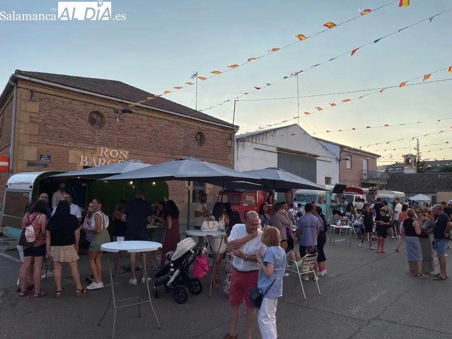Foto 3 - Castellanos de Moriscos disfruta con la I Feria Food-Truck