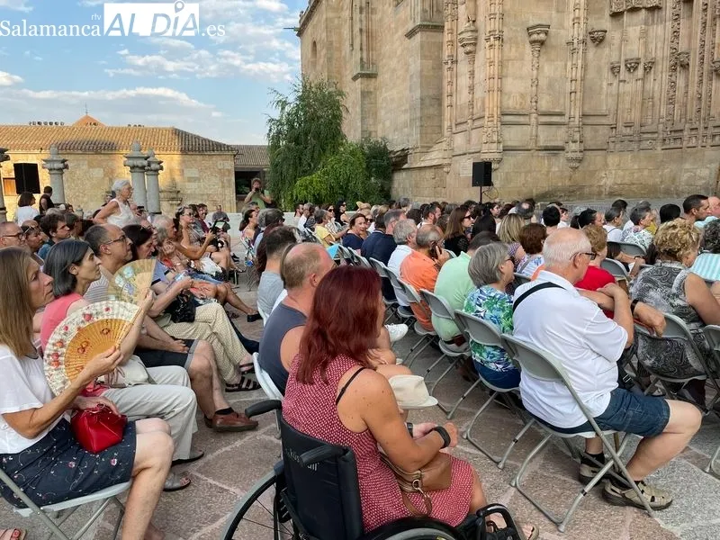 Foto 2 - Kuro NeKo representa &iexcl;JER&Oacute;&Oacute;&Oacute;&Oacute;&Oacute;NIMO! en el Atrio de la Catedral para abrir el fin de semana