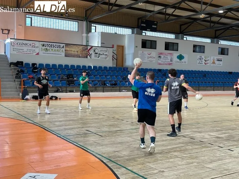 Primer entrenamiento de la pretemporada del BM Ciudad de Salamanca. Fotos: Miguel González