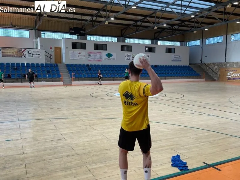Primer entrenamiento de la pretemporada del BM Ciudad de Salamanca. Fotos: Miguel González