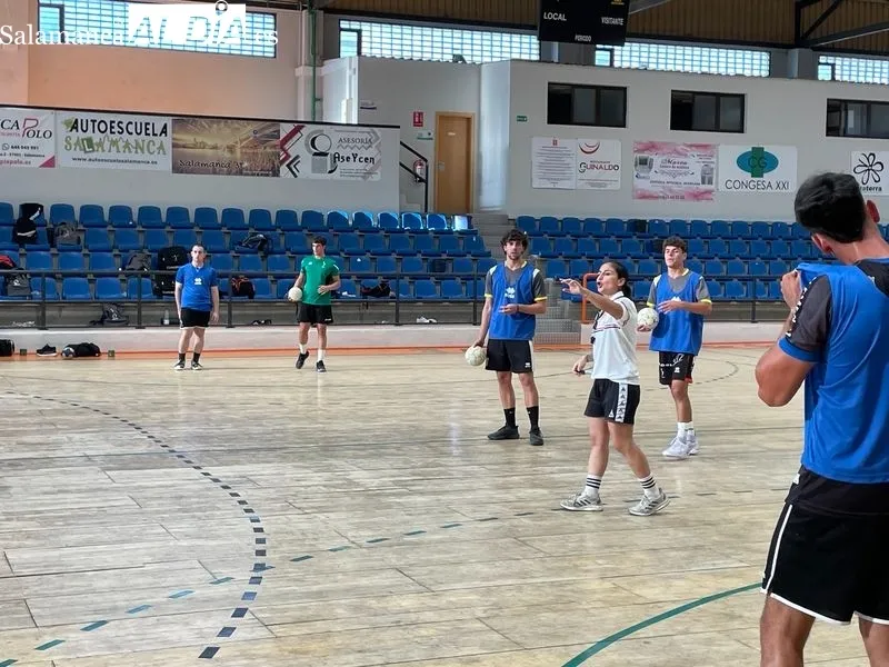 Primer entrenamiento de la pretemporada del BM Ciudad de Salamanca. Fotos: Miguel González
