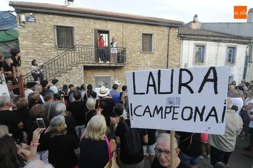 Foto 12 - Pe&ntilde;aparda festeja la llegada de su flamante campeona ol&iacute;mpica nombr&aacute;ndola Hija Predilecta