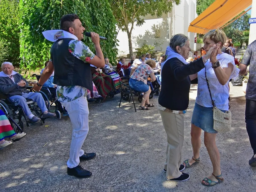 Foto 6 - Casillas de Flores abre sus fiestas de verano con homenaje incluido a los m&aacute;s mayores