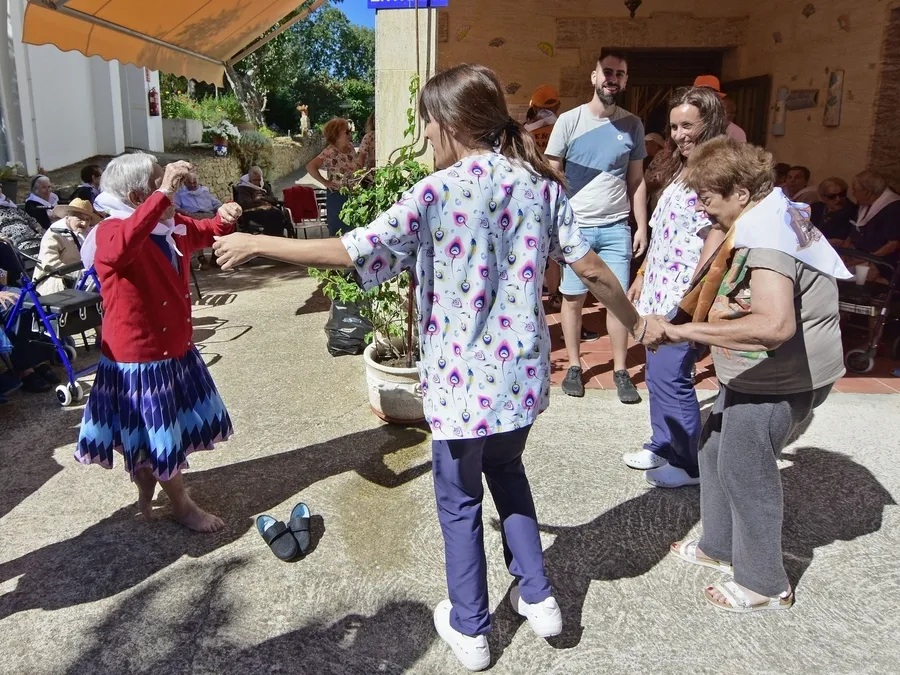 Foto 5 - Casillas de Flores abre sus fiestas de verano con homenaje incluido a los m&aacute;s mayores